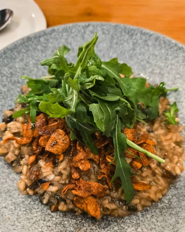 Piatto di risotto con rucola